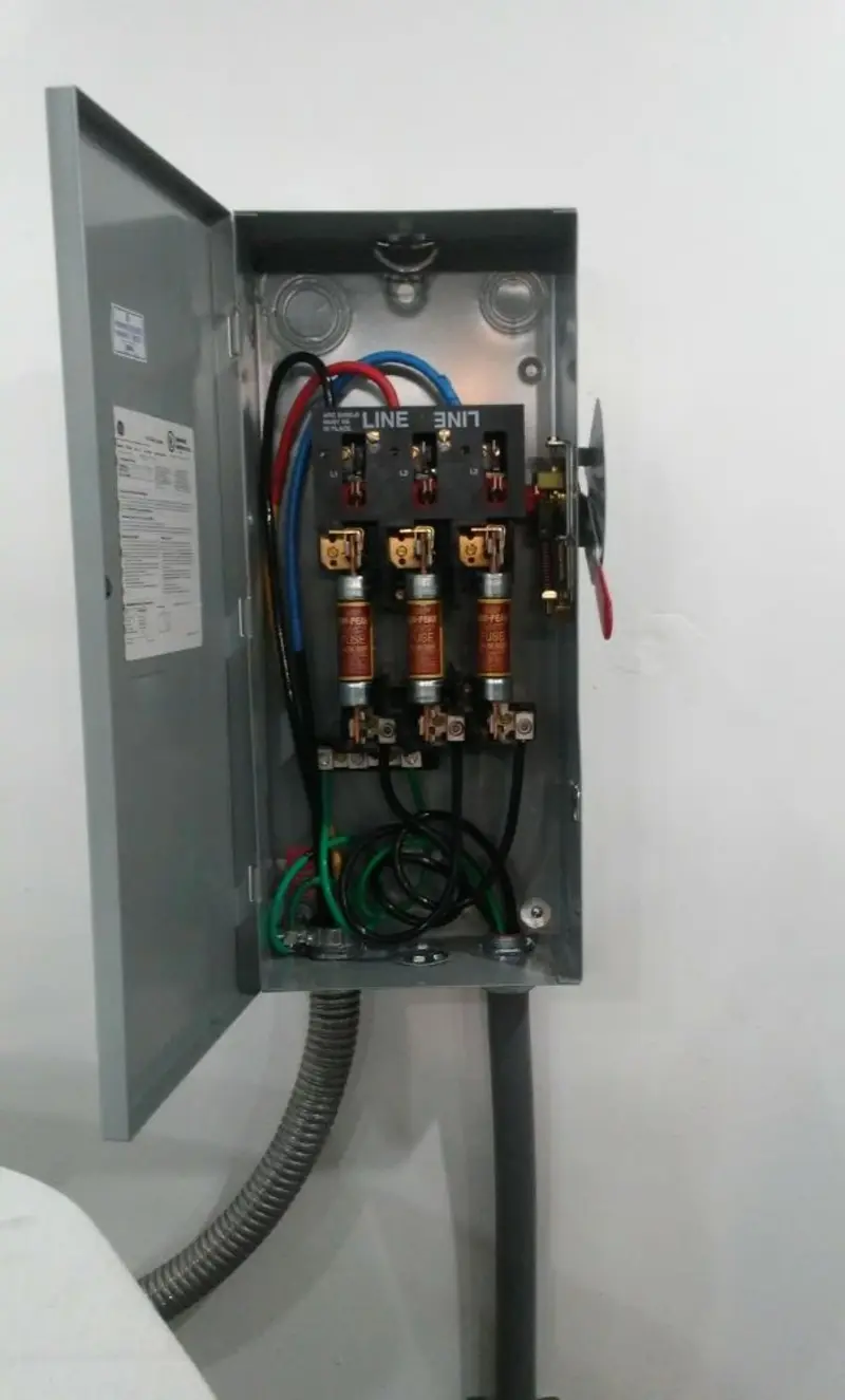 Three-phase disconnect switch installed for Smoke Detector Installation in Salida del Sol Estates